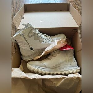 NWT Women’s sz 8 Merrell Antora 3 Thermo Mid Zip